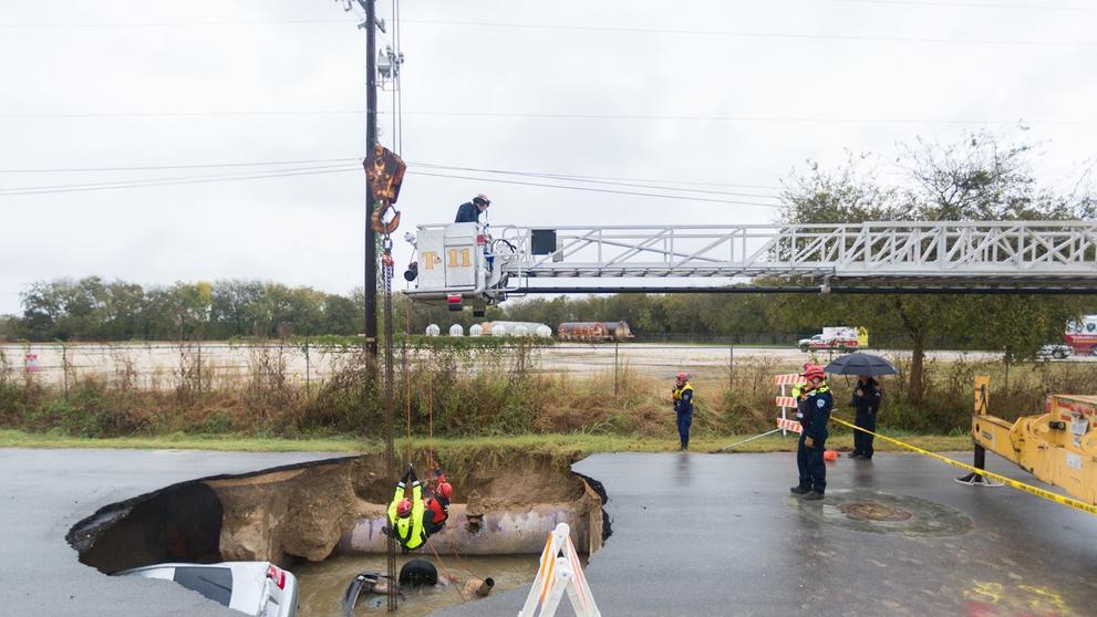 Díra v San Antoniu spolkla dvě auta - 3