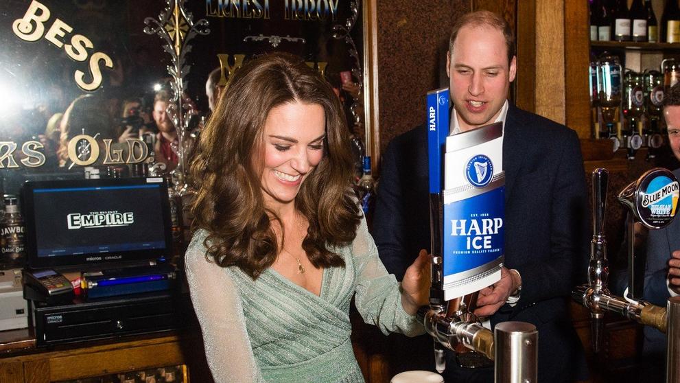 Vévodkyně Kate točí pivo