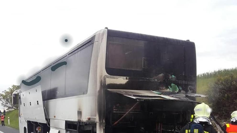 Požár autobusu na D7 - 1