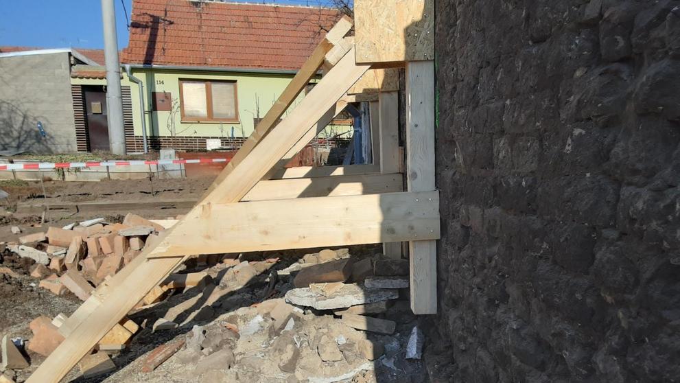 Hasiči stabilizovali poškozenou zeď (4)