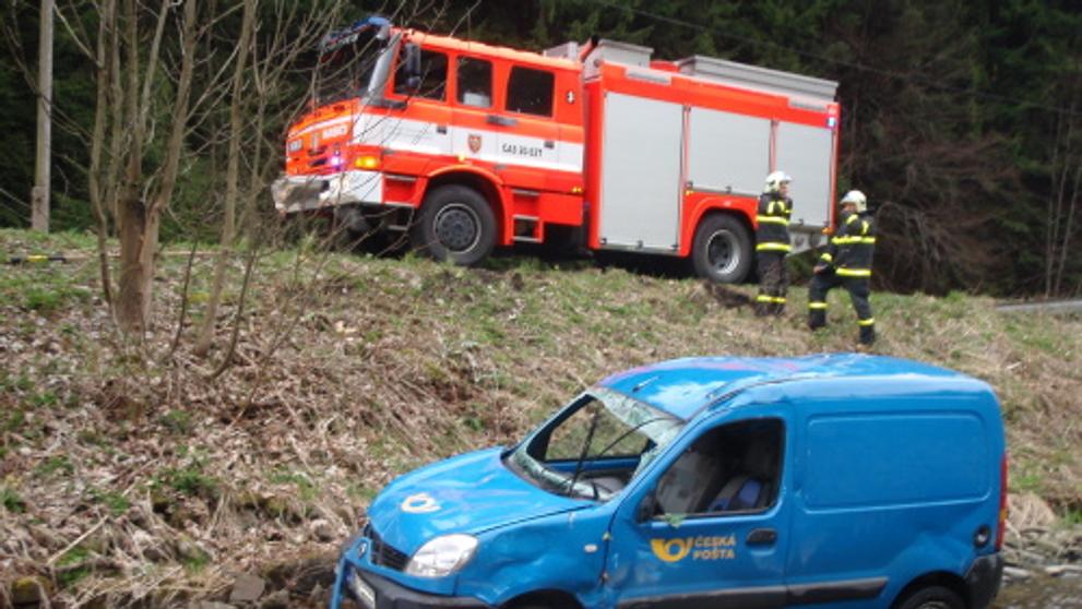 Poštovní auto skončilo po nehodě v potoce