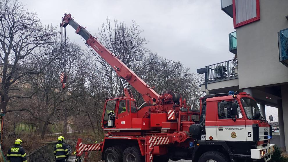 Osobní auto vjelo do Botiče ve Vršovicích (2)