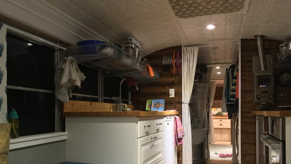 Rodina přestavěla školní autobus na bydlení - 2