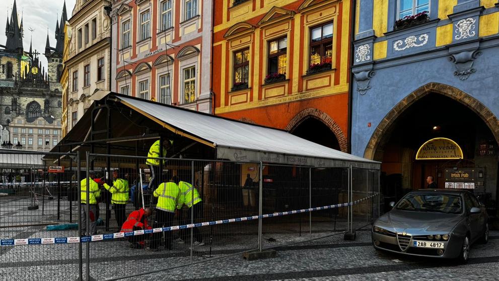 Na Staromáku probíhá demontáž nelegálních předzahrádek (3)