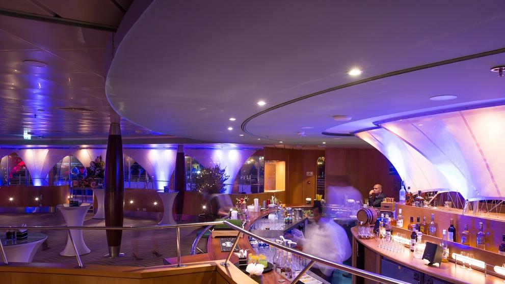 Plovoucí hotel Queen Elizabeth II v dubajském přístavu - 8