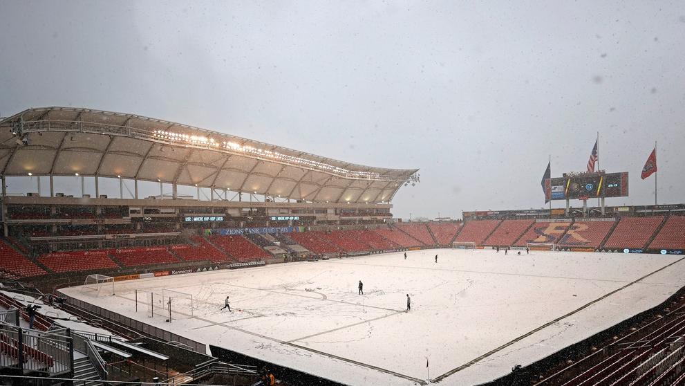 Hřiště v Salt Lake City zasypal sníh. Takhle vypadal stadion před zápasem