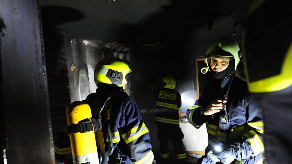 Při požáru rodinného domu v Komořanech uhořela kočka - 7