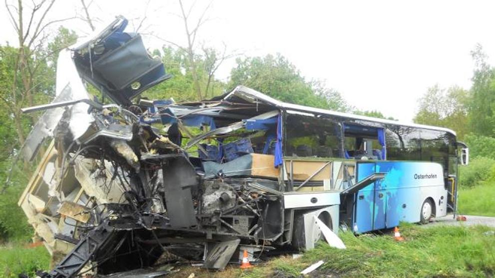 Vlak smetl v jižních Čechách autobus