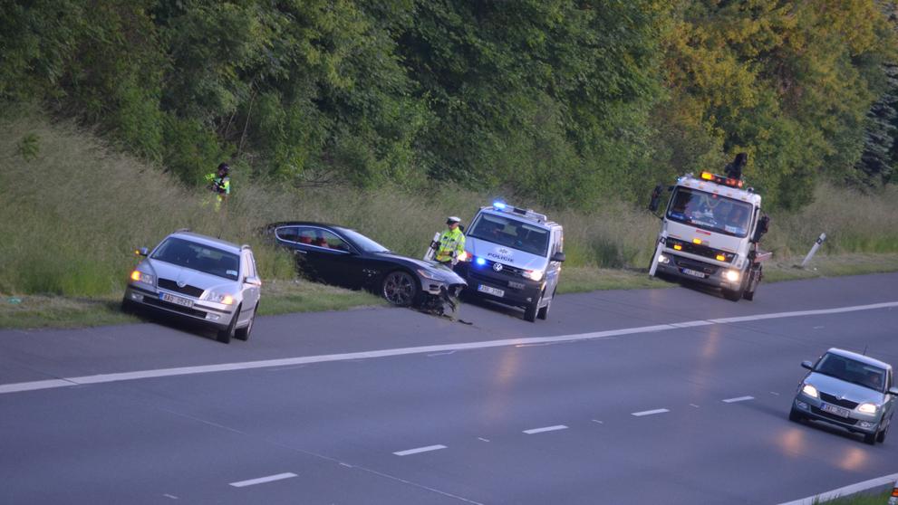 Na R10 u Prahy bouralo Maserati s opilým řidičem