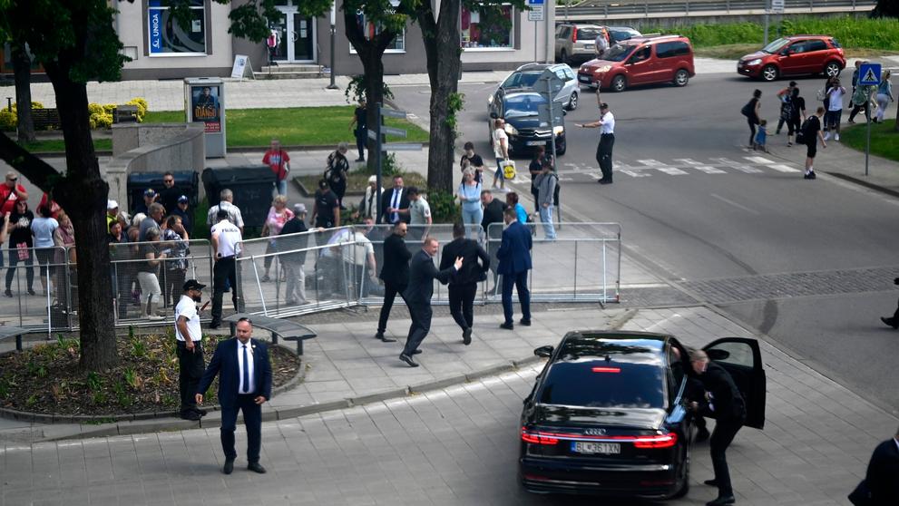 Na snímku již ve vládní limuzíně Robert Fico a zadržený útočník opodál, 15. 5. 2024 Handlová