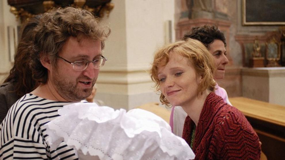 Jan Hřebejk drží v náručí svého syna, který si zahrál ve filmu Medvídek. Sekunduje mu Aňa Geislerová.