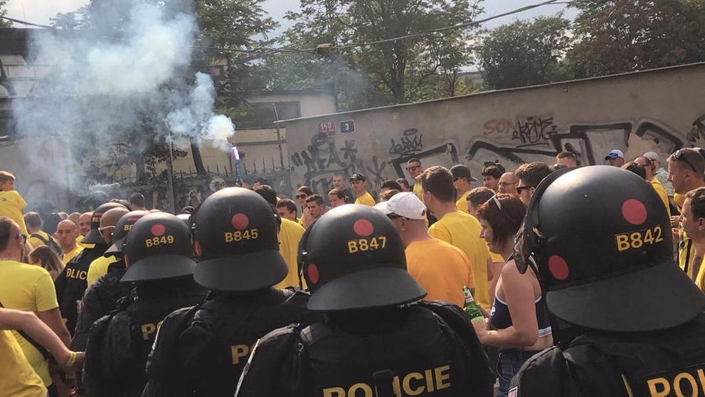 Policie doprovázela fanoušky Opavy až na stadion
