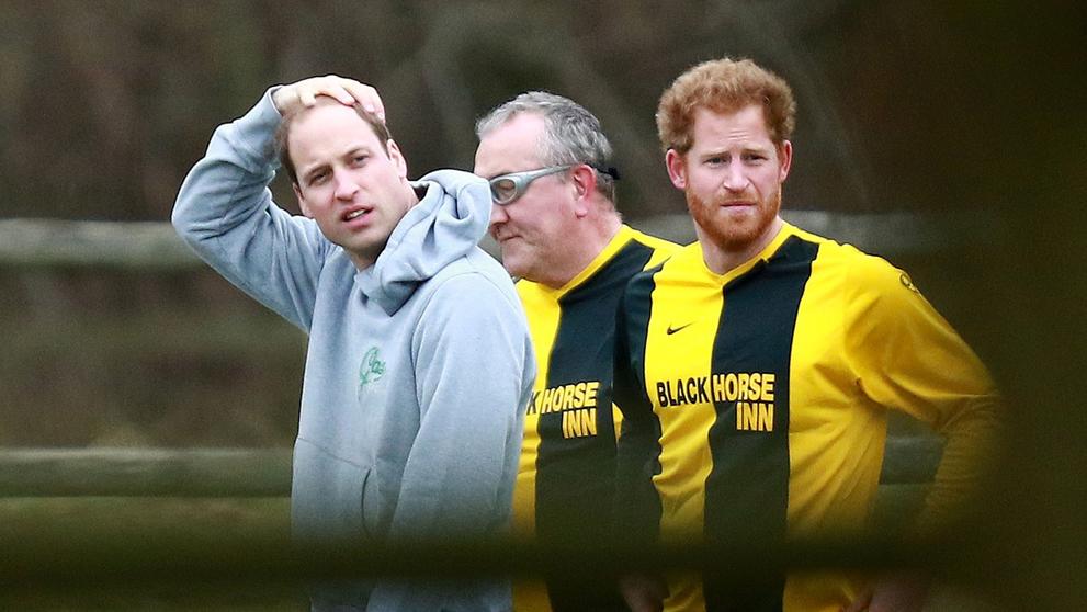 William a Harry na vánočním fotbalovém utkání v Sandringhamu, 2015