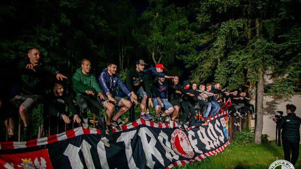 Slavia děkuje fanouškům v lese
