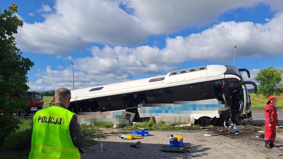 Vážná nehoda autobusu v Polsku (1)