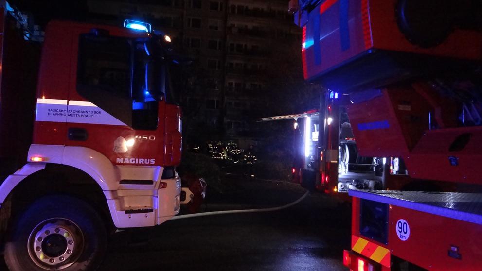 U požáru s náročnou evakuací zasahovalo pět hasičských jednotek