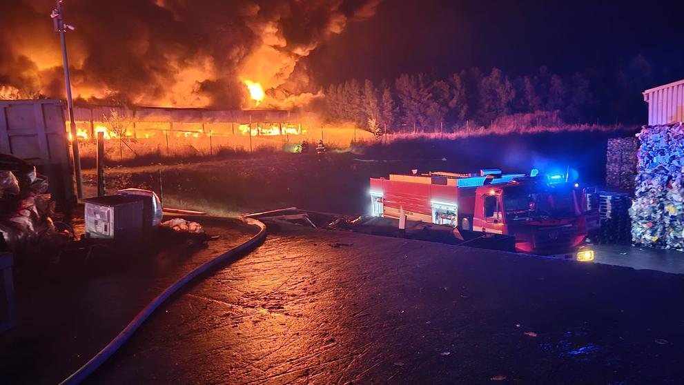 Požár firmy na recyklaci pneumatik u Borovan (7)