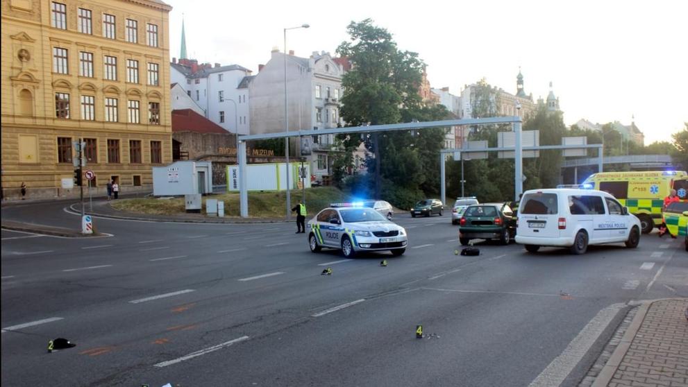 Auto srazilo v Plzni na přechodu dvě děti - 3