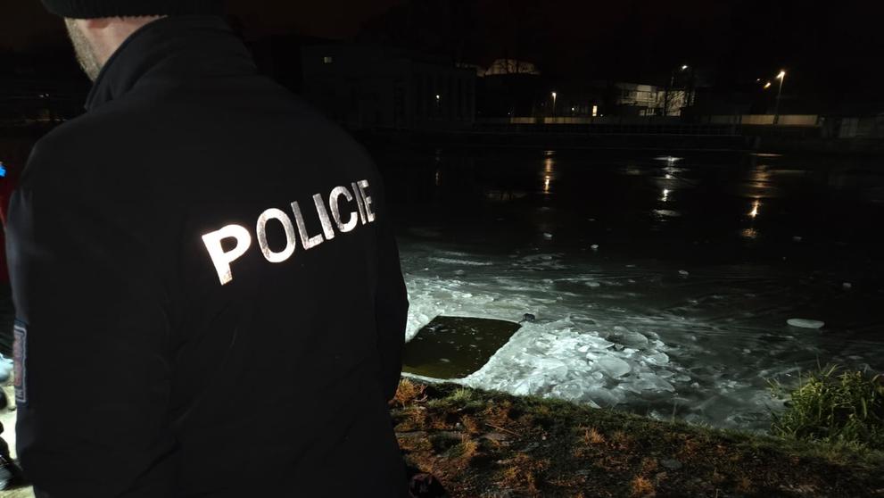 Policie zachraňovala tonoucí ve Vltavě