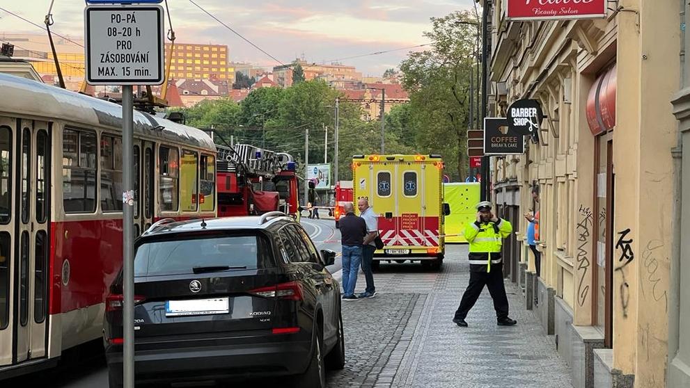 Zabarikádovaný muž v Praze hrozí skokem z okna