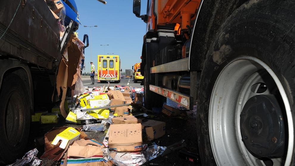 Pražský okruh blokovala nehoda kamionu, který převážel víno