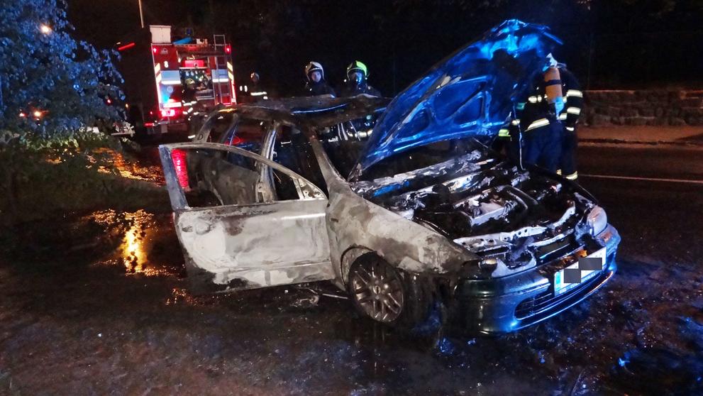 Auto pravděpodobně za podivných okolností někdo zapálil úmyslně