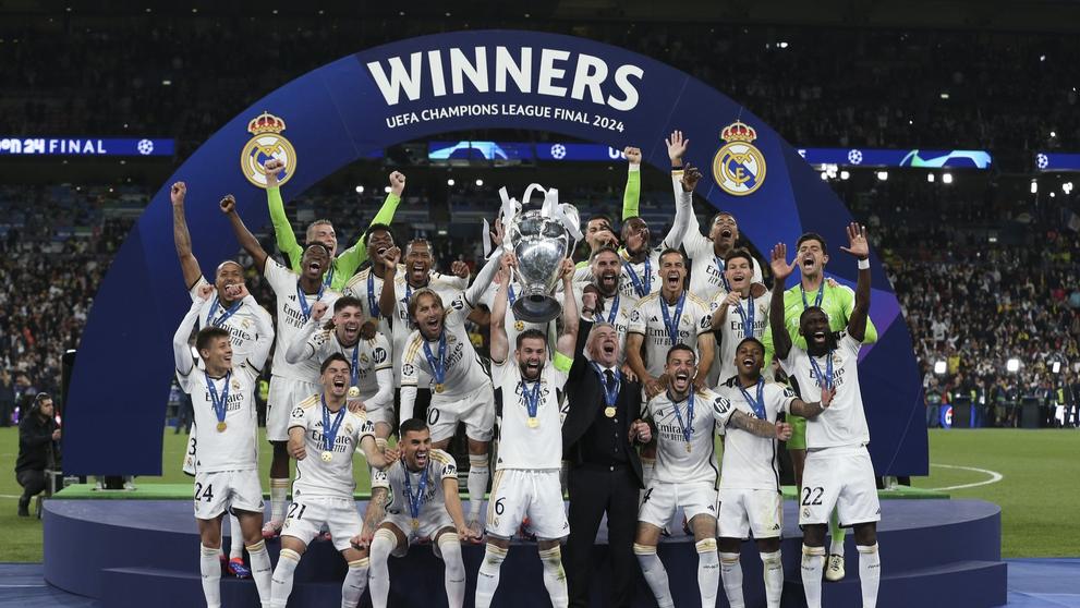 Fotbalisté Realu Madrid s trofejí za vítěze Ligy mistrů 