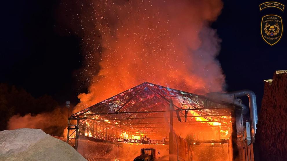 Rozsáhlý požár pily ve Velkých Karlovicích (2)