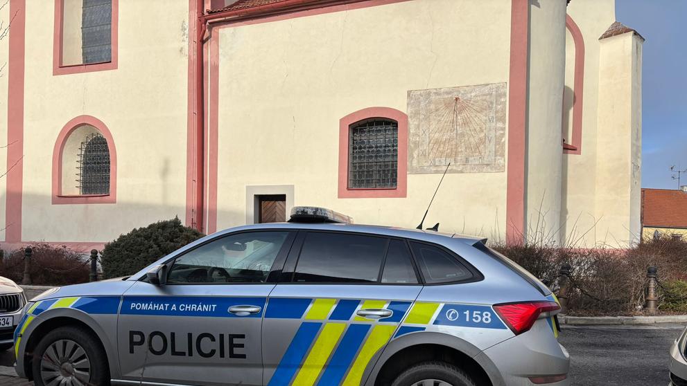 Zásah policie na základní škole v Českých Budějovicích (1)
