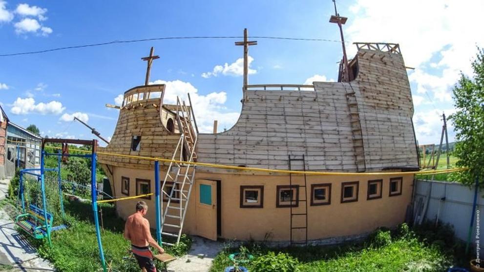 Muž si staví loď na domě - 1