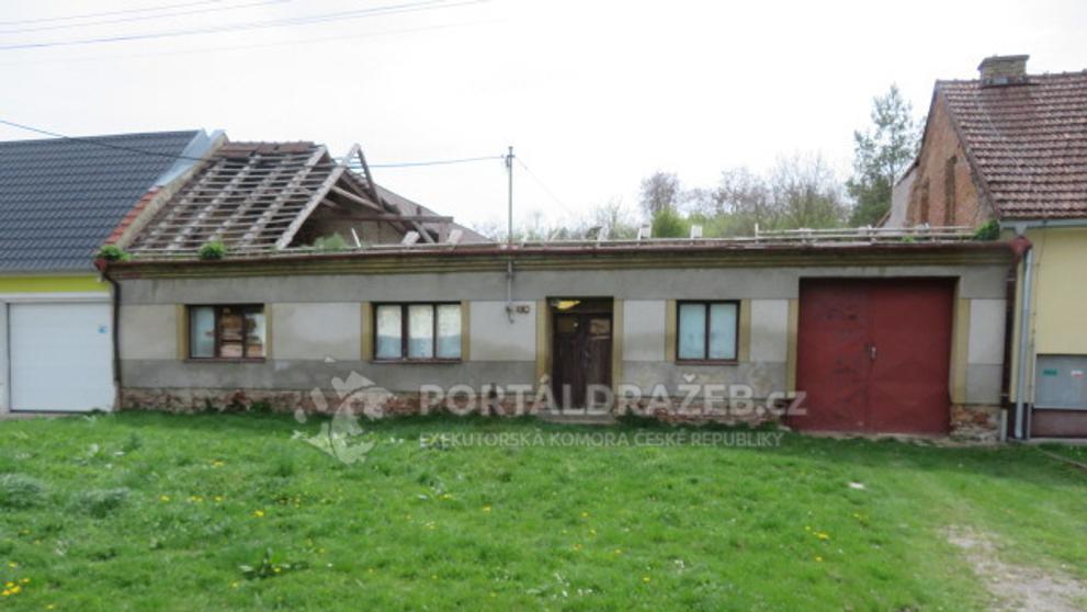 Rodinný dům v obci Hvězdlice (1)