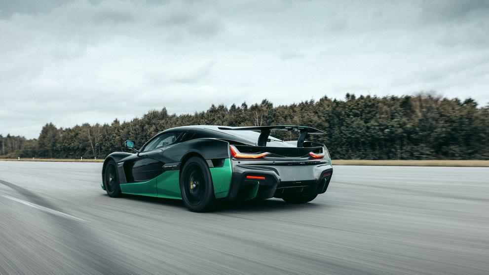 Rimac Nevera při rekordní jízdě pozpátku