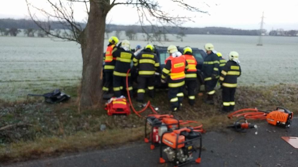 Auto v Třemošnici narazilo do stromu - 2