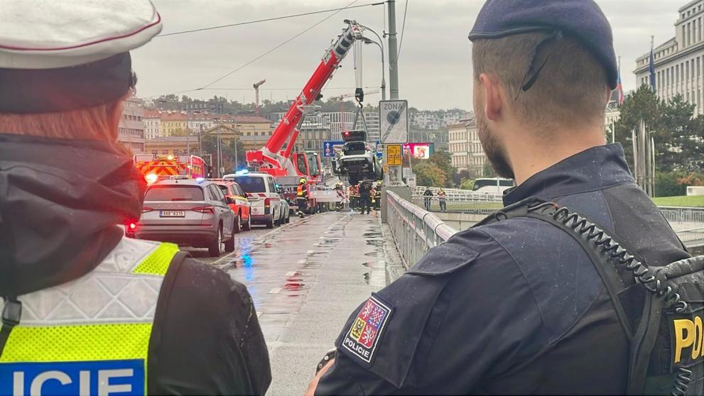 Vytahování policejního auta Praha