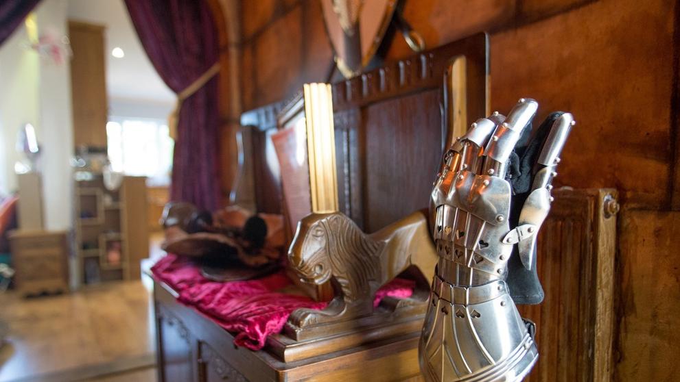 Dům přestavěli na středověký hrad - 1