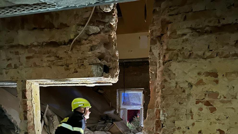 Část stropu hotelu v obci Čeladná se zřítila (2)