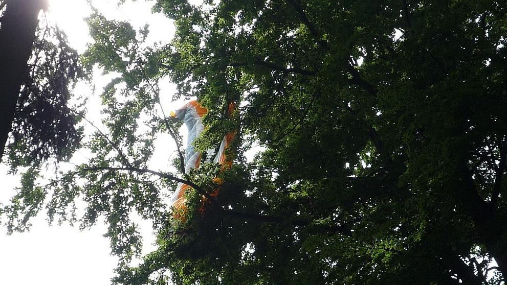 Zříceného paraglidistu zachránili hasiči ze stromu vrtulníkem