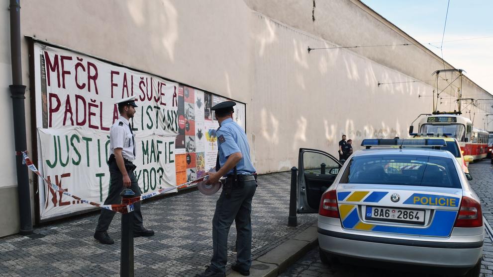 GALERIE: Pokus o sebevraždu na Malé Straně