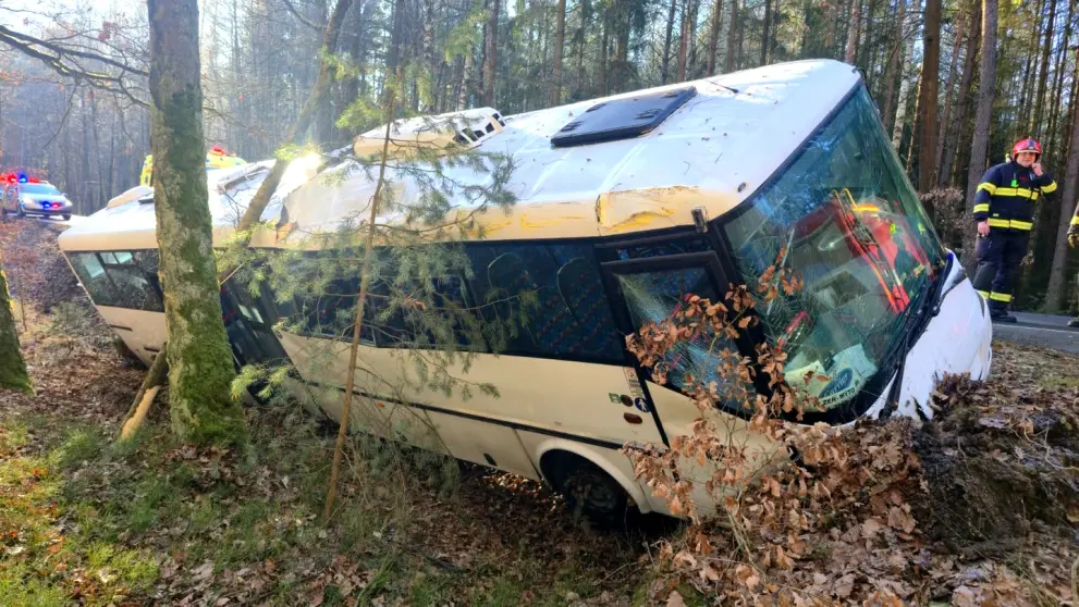 Kradený autobus v příkopu
