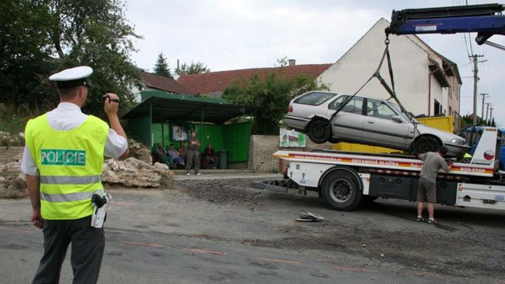 Muž zablokoval zastávku MHD pneumatikami