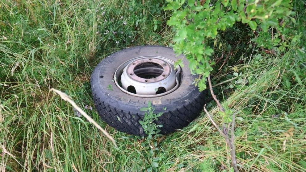 Nákladnímu vozidlu za jízdy upadla kola (3)
