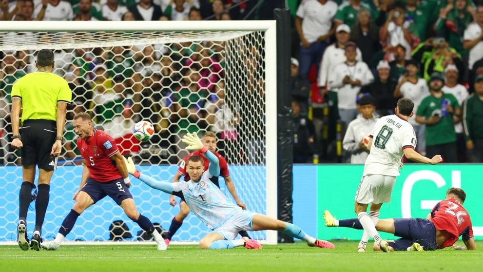 Álvaro Fidalgo střílí třetí gól Mexika na MS proti Česku