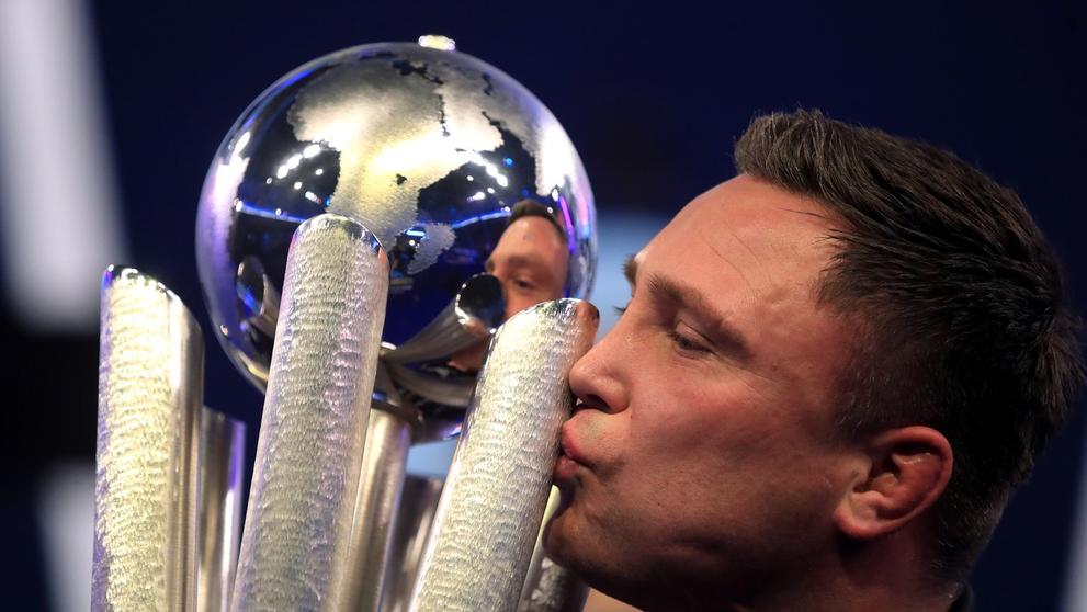Gerwyn Price s trofejí pro mistra světa