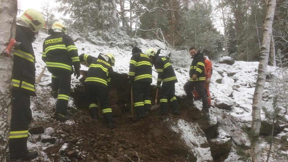 Boj o život psa ve skalách u Bernartic - 2
