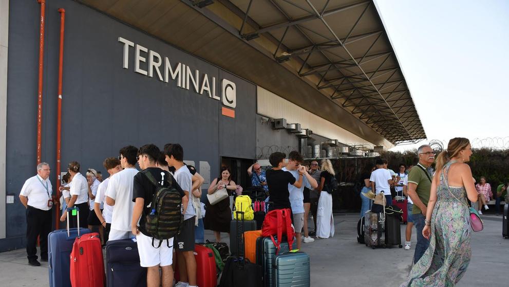 Lidé čekající před terminálem kvůli požáru na letišti