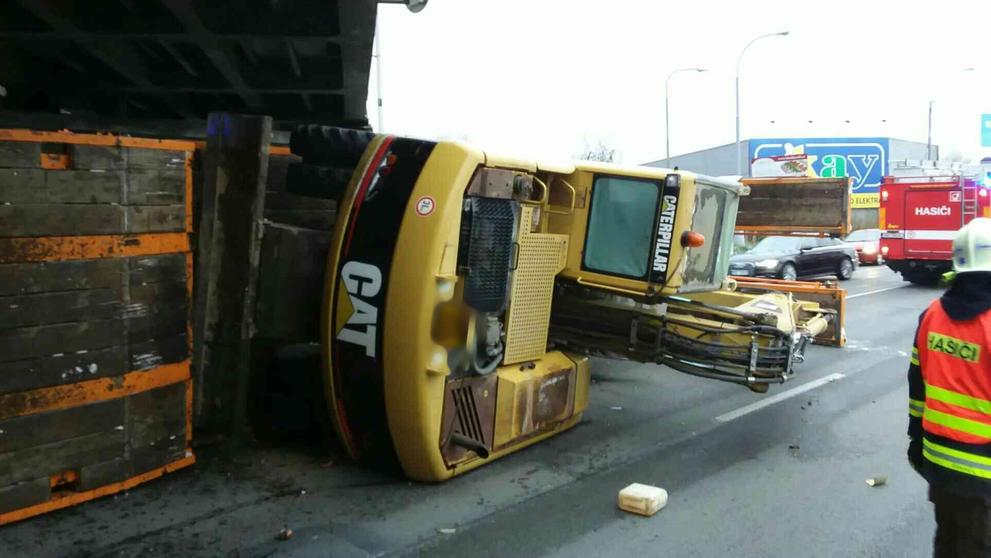 Kamion s naloženým bagrem se převrátil v Brně - 2