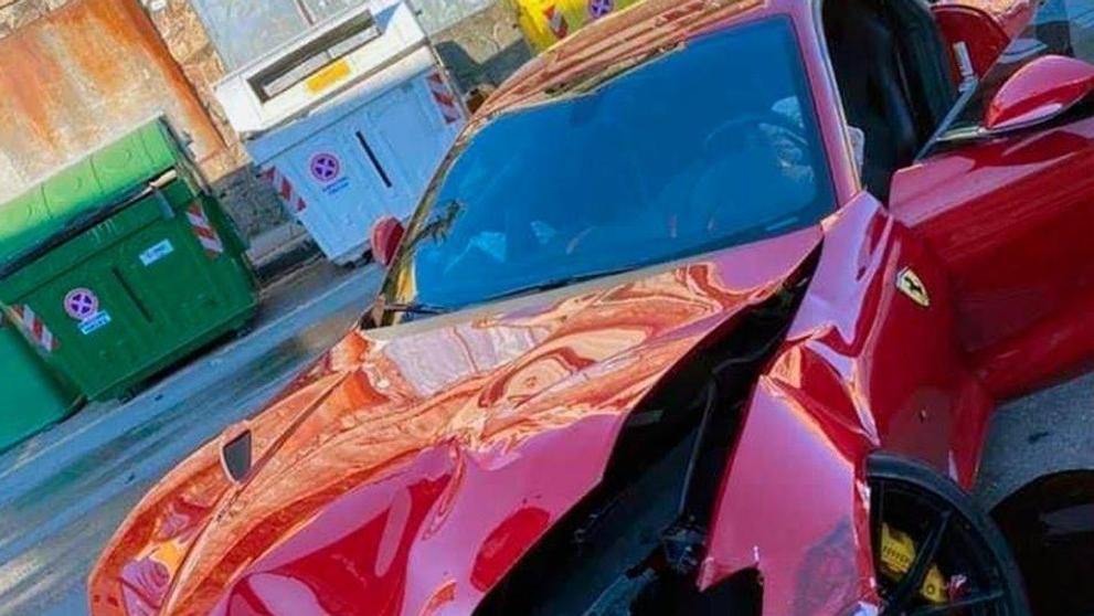 Fotbalový brankář má po návštěvě myčky zničené auto