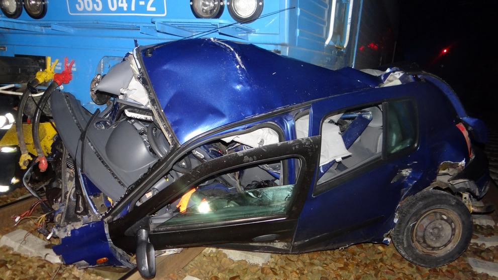 Lokomotiva auto tlačila přes půl kilometru, zbyla z něj hromada šrotu