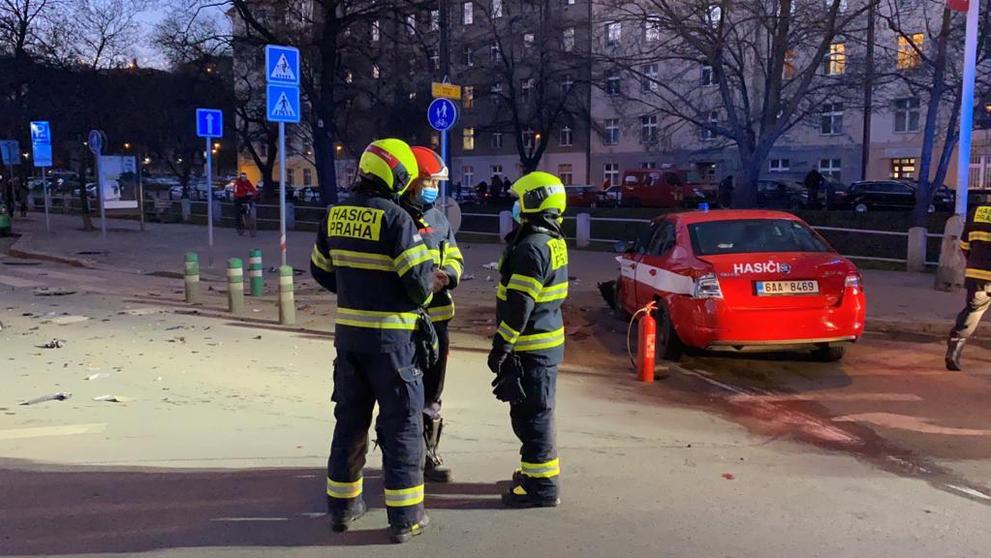 Hasiči se v Praze srazili s osobním autem, dva zranění - 12