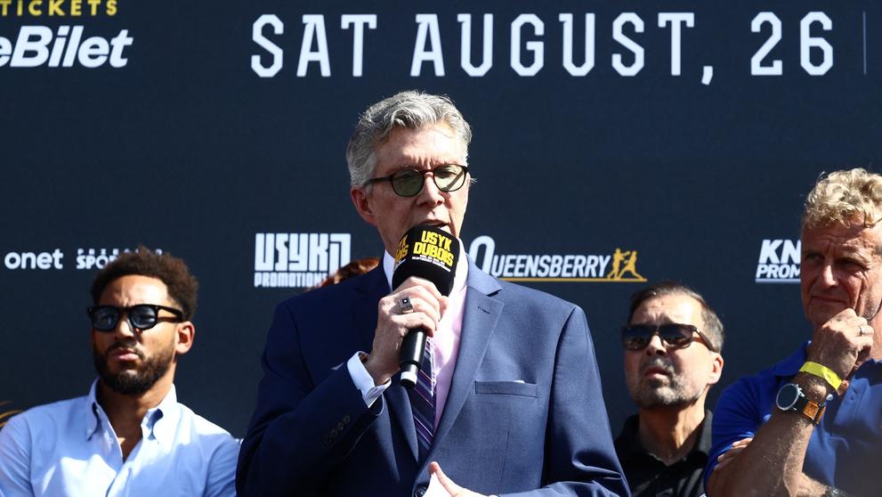 Hlasatel Michael Buffer uvádí vážení mezi Usykem a Duboisem